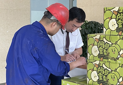 炎炎夏日送清凉  丝丝关爱入心田